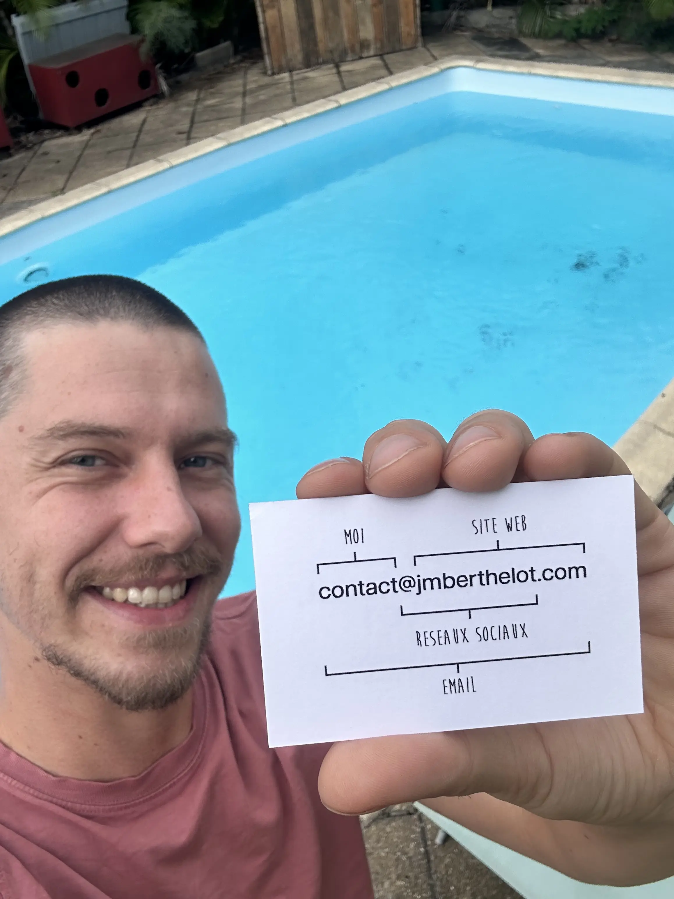 Jean-Mathieu Berthelot présentant sa carte de contact