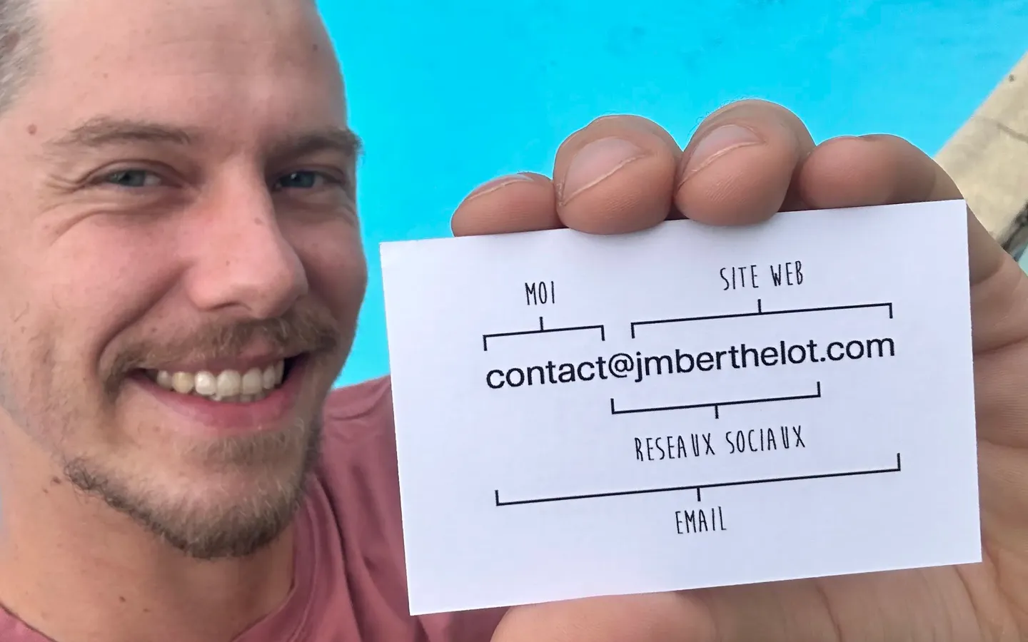Jean-Mathieu Berthelot présentant sa carte de contact
